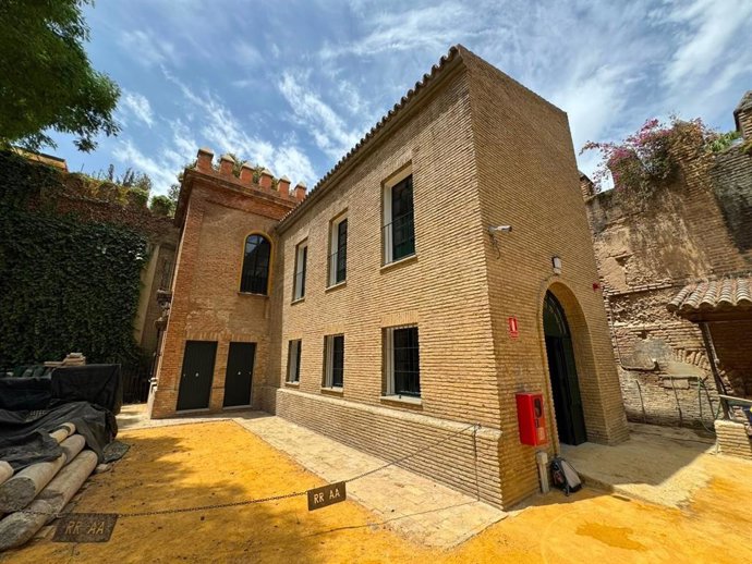 Vista exterior de la histórica Casa del Inglés, dentro del recinto monumental del Real Alcázar