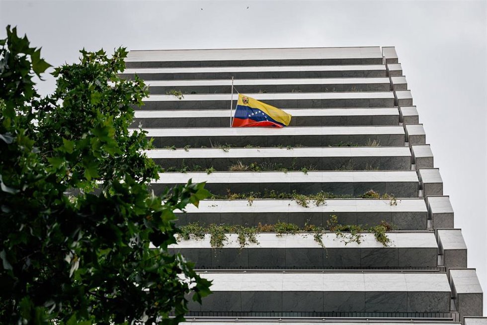 Bandera a media asta en la Embajada de Venezuela tras los terremotos