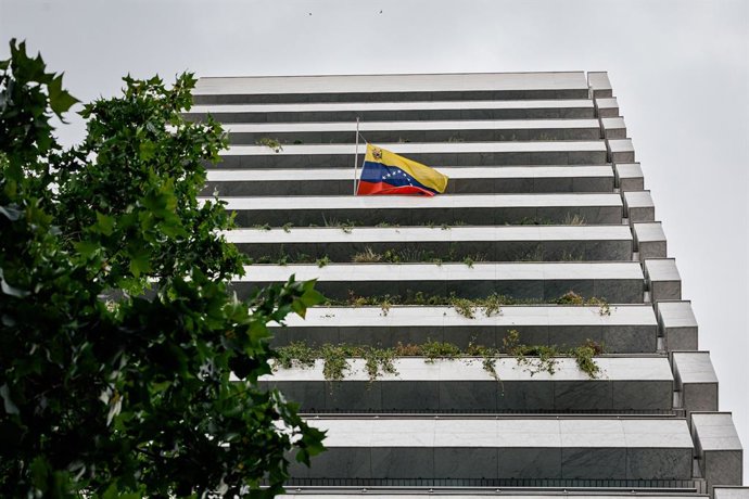 Bandeira a meio mastro na Embaixada da Venezuela, em 25 de junho de 2026, em Madri (Espanha). A Embaixada da Venezuela colocou a bandeira a meio mastro após o duplo terremoto de magnitude 7,2 e 7,5 na escala Richter, que deixou pelo menos 32 mortos e m