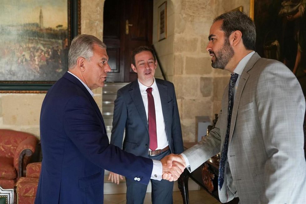 El alcalde de Sevilla, José Luis Sanz, saluda al nuevo director del aeropuerto, Miguel Palomares, en el Ayuntamiento, en presencia de su antecesor, Sergio Millanes
