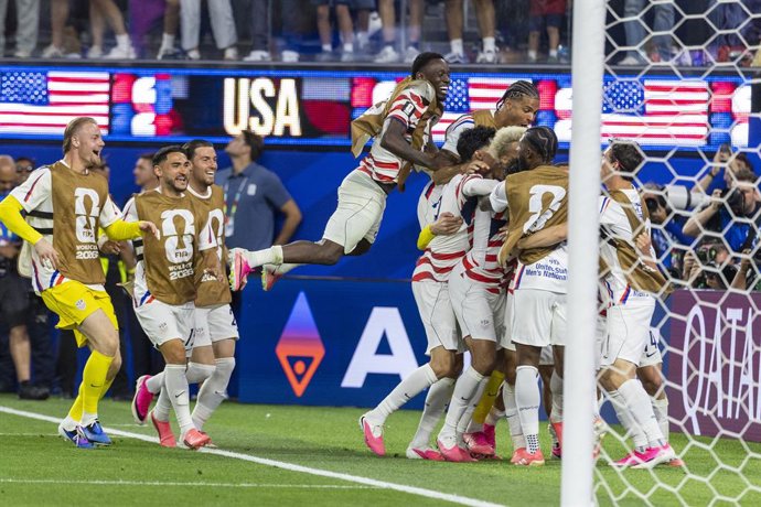 June 12, 2026, Los Angeles, California, USA: United States celebrate after scoring against the Paraguay during the FIFA World Cup Group D soccer match at SoFi Stadium in Inglewood