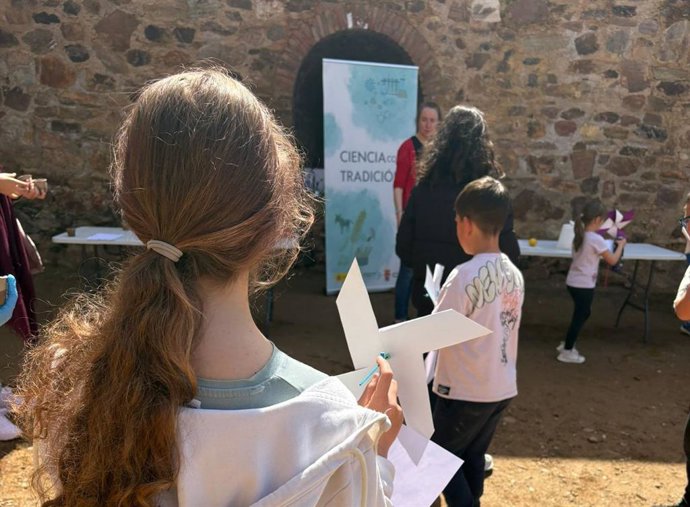 Imagen de una de las actividades del proyecto divulgativo 'Ciencia con Tradición' en León.