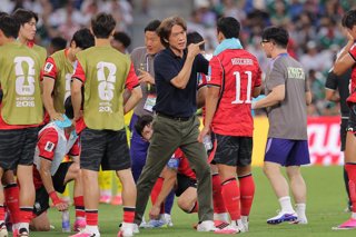 25 June 2026, Mexico, Guadalupe: South Korea head coach Hong Myunb-bo (C) gives instructions to his players as they have a hydration break during the 2026 FIFA World Cup Group A soccer match between South Africa and South Korea at Estadio Monterrey. 