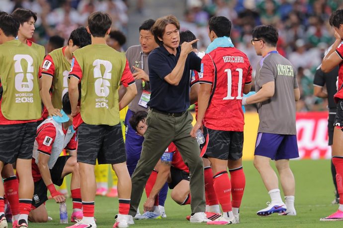 25 June 2026, Mexico, Guadalupe: South Korea head coach Hong Myunb-bo (C) gives instructions to his players as they have a hydration break during the 2026 FIFA World Cup Group A soccer match between South Africa and South Korea at Estadio Monterrey. 