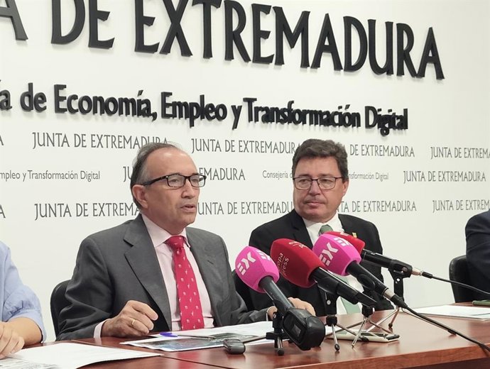 El consejero de Cultura, Turismo y Deportes, Laureano León, y el de Economía, Empleo y Transformación Digital, Guillermo Santamaría, presentan la Plataforma de Hiperautomatización e IA.