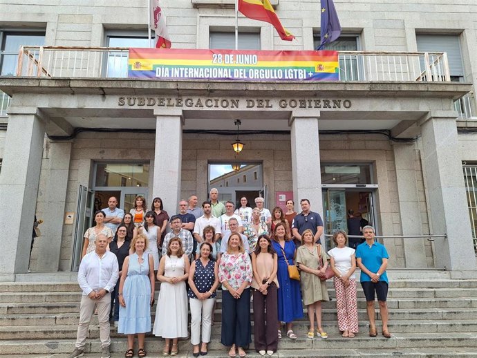 Representantes políticos y sociales, tras el acto institucional.