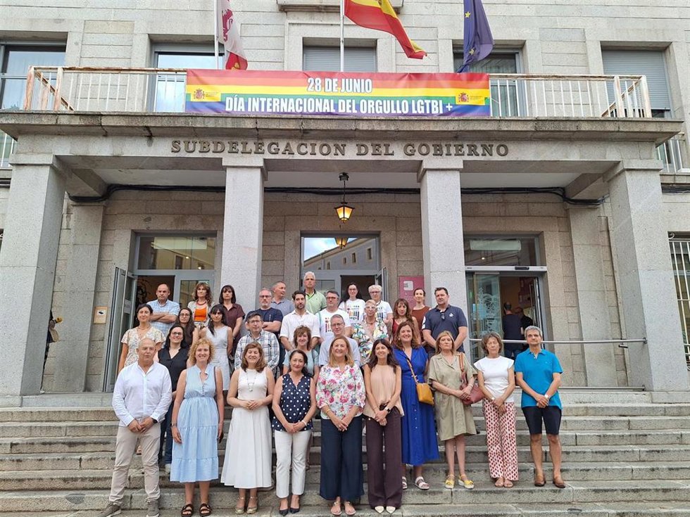 Representantes políticos y sociales, tras el acto institucional.
