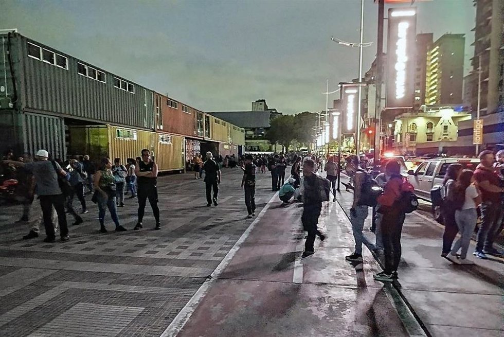 Gente en el centro de Caracas tras un terremoto. Dos potentes terremotos de magnitud 7,2 y 7,5 sacudieron Venezuela la tarde del 24 de junio.