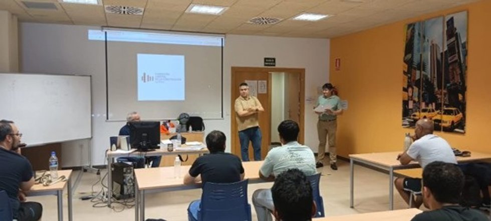 Un total de 30 trabajadores de varias nacionalidades se forman en prevención de riesgos en la albañilería