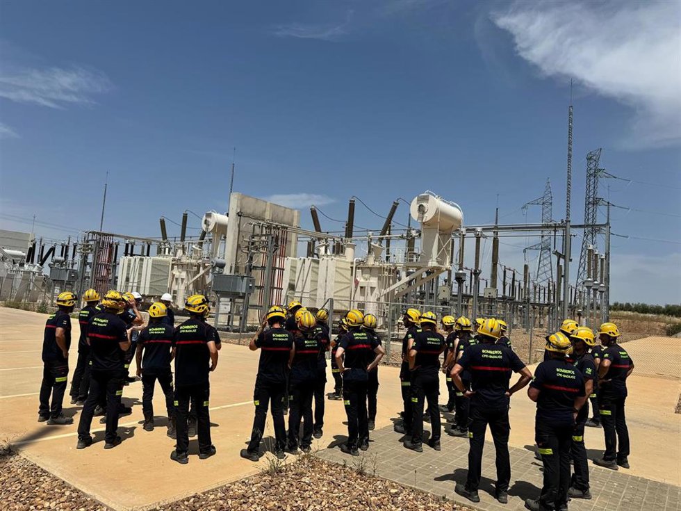 Formación de bomberos en Almendralejo en una planta solar de Endesa.