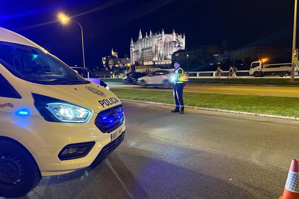 Control de tráfico durante la noche de Sant Joan en la avenida Adolfo Suárez de Palma