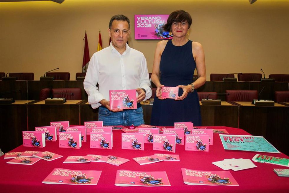 El alcalde de Albacete, Manuel Serrano, junto a la concejala Elena Serrallé, en la presentación de la programación de verano.