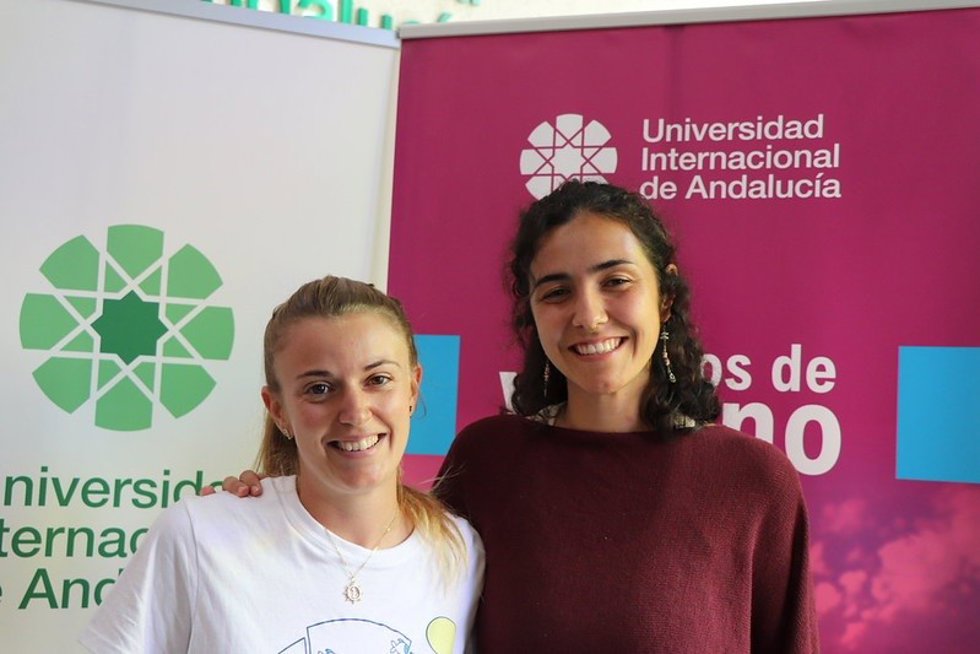 Dos alumnas del encuentro de la UNIA en Málaga 'Biodiversidad marina andaluza: del aula al litoral'.