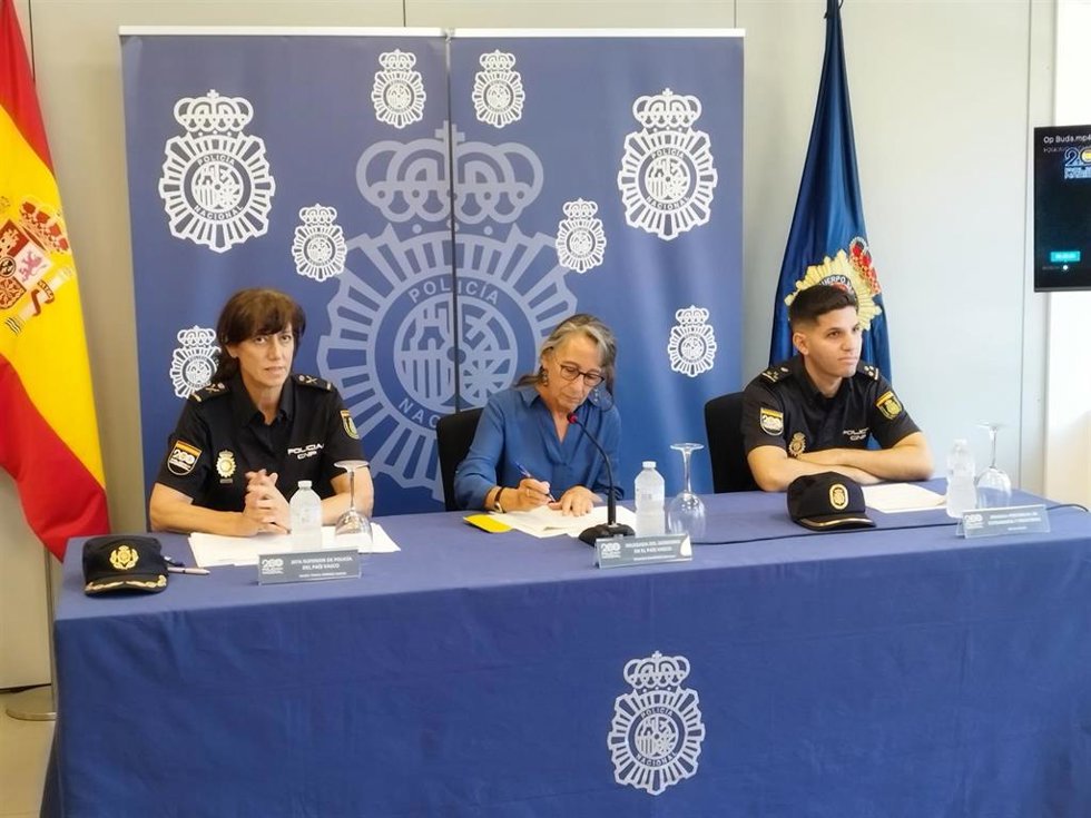 La Jefa Superior de la Policía Nacional en el País Vasco, Teresa Herráez, la delegada del Gobierno central en el Euskadi, Marisol Garmendia, y Alejandro N., jefe del Grupo II Operativo de extranjeros de la Brigada de Extranjería y Fronteras de Gipuzkoa.