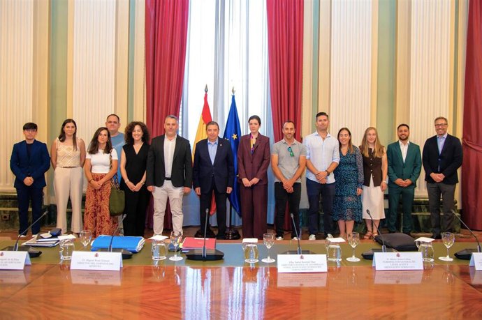 El minisro de Agricultura, Pesca y Alimentación, Luis Planas, se reúne con jóvenes cooperativistas