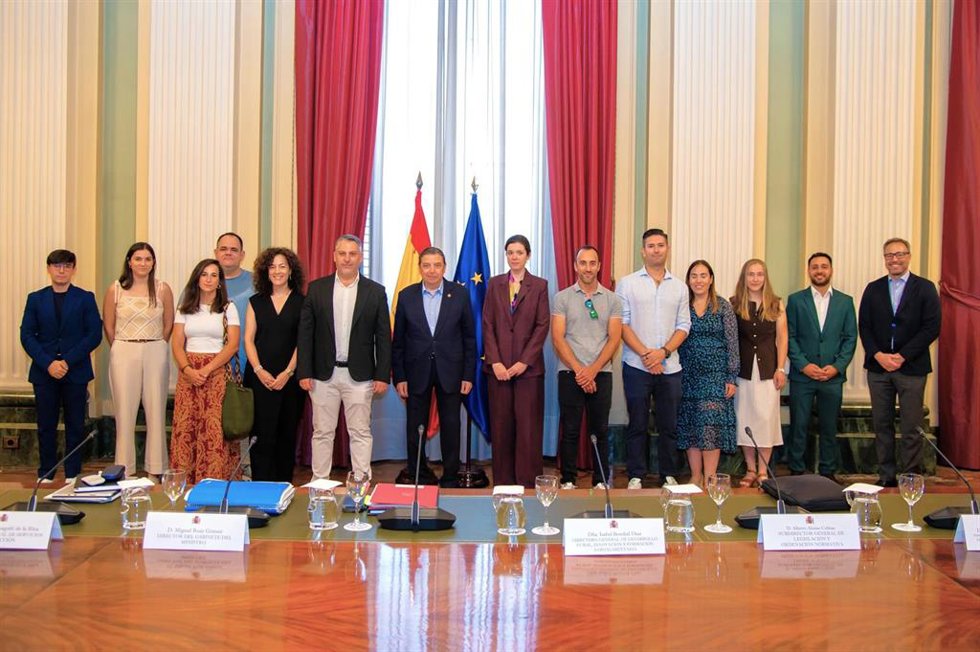 El minisro de Agricultura, Pesca y Alimentación, Luis Planas, se reúne con jóvenes cooperativistas