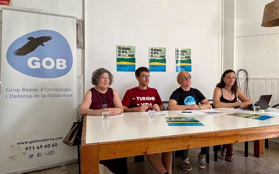 El Grup d'Ornitologia i Defensa de la Naturalesa (GOB), Terraferida y Menys Turisme, Més Vida  alertan de que la ley de costas reducirá la protección del litoral de es Trenc.