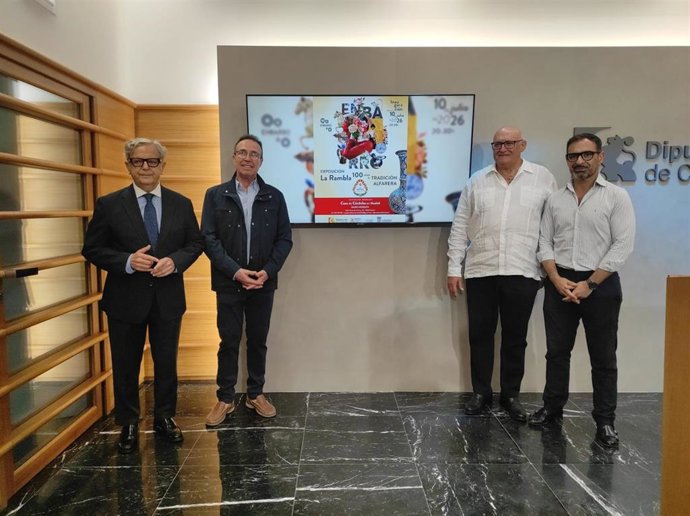 El presidente de la Diputación, Salvador Fuentes (izda.), en la presentación de la participación de talleres alfareros de La Rambla en la Feria Internacional Argillá Argentona.