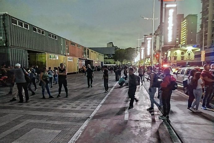 Gent en el centre de Caracas després d'un terratrèmol. Dos potents terratrèmols de magnitud 7,2 i 7,5 van sacsejar Veneçuela la vesprada del 24 de juny.