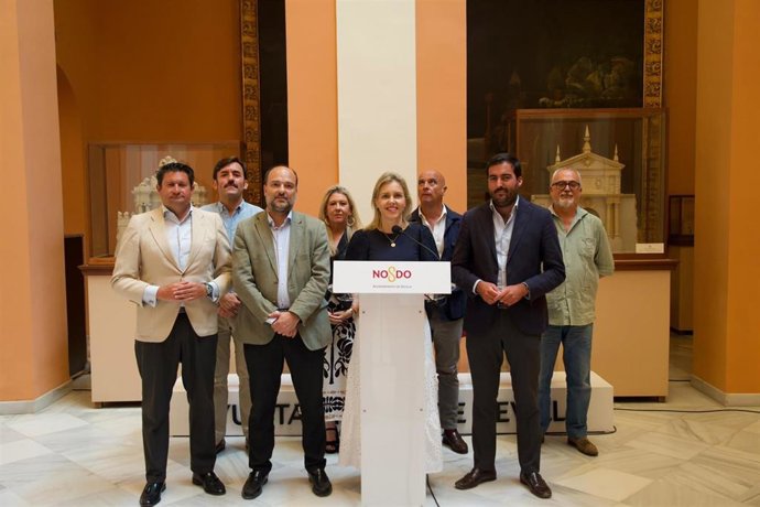 Cristina Peláez anuncia a los medios su renuncia como concejal para incorporarse al Parlamento autonómica, en un acto en el Ayuntamiento acompañada de concejales y dirigentes de su formación política