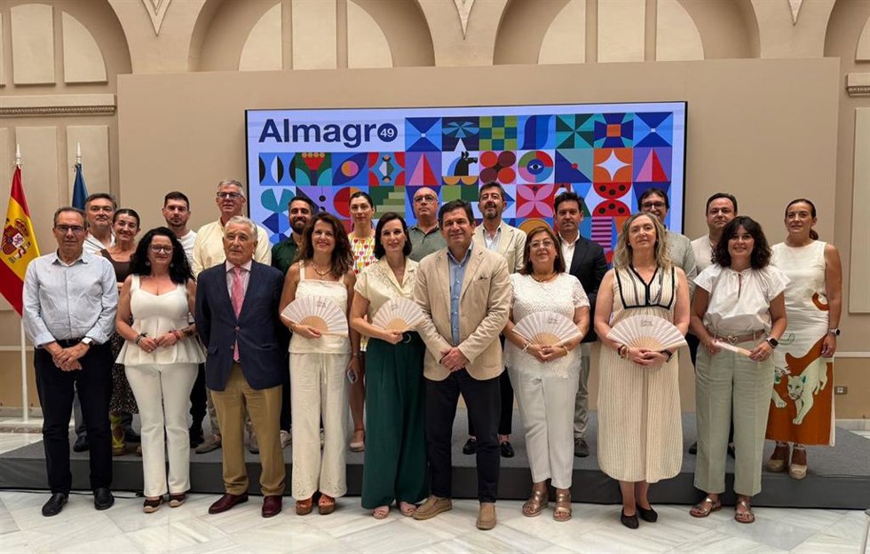 Foto de familia de la presentación del Festival de Almagro.