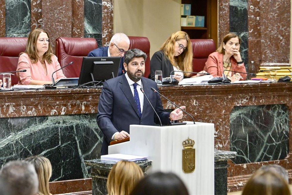 El presidente de la Comunidad Autónoma de la Región de Murcia, Fernando López Miras, interviene en la primera sesión del Debate sobre el Estado de la Región celebrado en la Asamblea Regional de Murcia, con sede en Cartagena