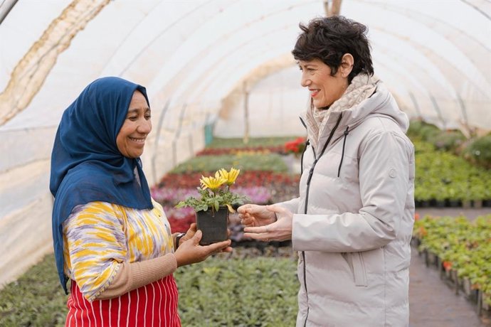 A ministra da Inclusão, Previdência Social e Migração e porta-voz do Governo, Elma Saiz, ao lado de uma trabalhadora marroquina da Orden Gecco durante a campanha de colheita de frutas vermelhas em Huelva.