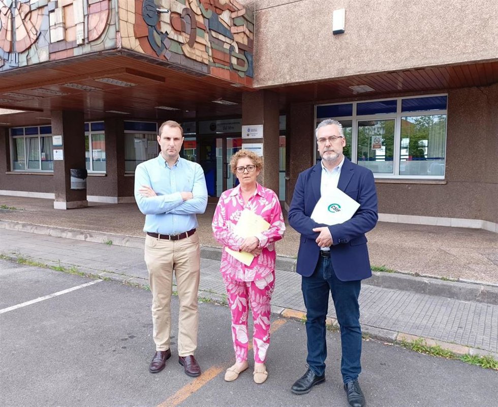 La diputada del PP en la JGPA, Gloria García, y el portavoz de Foro Asturias en el Parlamento asturiano, Adrián Pumares, acompañados del representante sectorial de Educación de CSIF, Jorge Caro, frente al CIFP del Mar (Gijón).