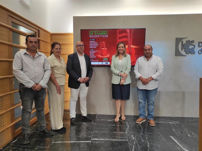 Foto de familia en la presentación de la Noche Flamenca de Zambra.