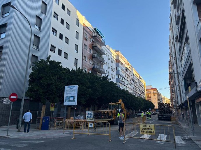Tramo de Juan Sebastián Elcano afectado por las obras renovación de redes de Emasesa, lo que motivará el cierre a la circulación rodada