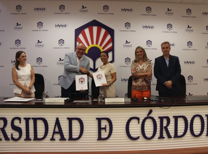 El rector y la presidenta del Ifapa estrechan sus manos tras la firma del convenio.