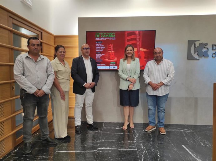 Foto de familia en la presentación de la Noche Flamenca de Zambra.