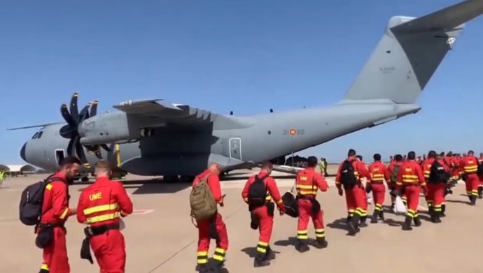 Archivo - Arxiu - Efectius de la UME accedixen a un avió A-400M.
