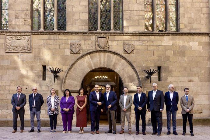 El conseller de la Presidencia de la Generalitat, Albert Dalmau, y el paer en cap de Lleida, Fèlix Larrosa, encabezan la reunión de la Comisión Bilateral Generalitat-Lleida