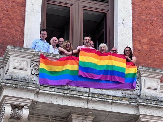 Concejales del Grupo Municipal Socialista en el Ayuntamiento de Valladolid, con la bandera arcoiris.