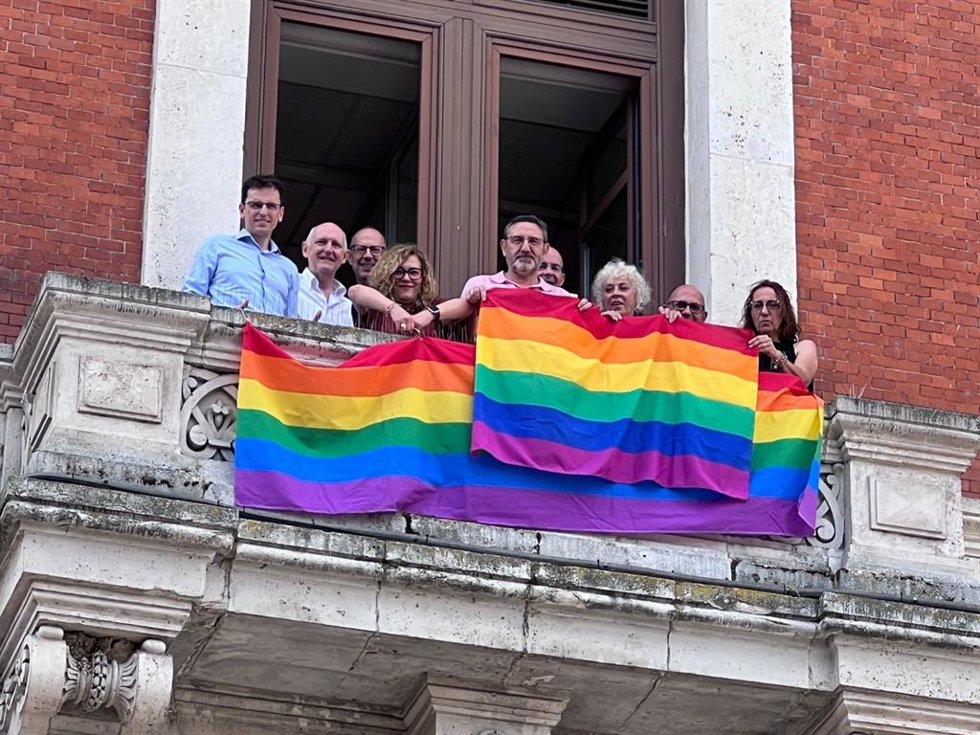 Concejales del Grupo Municipal Socialista en el Ayuntamiento de Valladolid, con la bandera arcoiris.