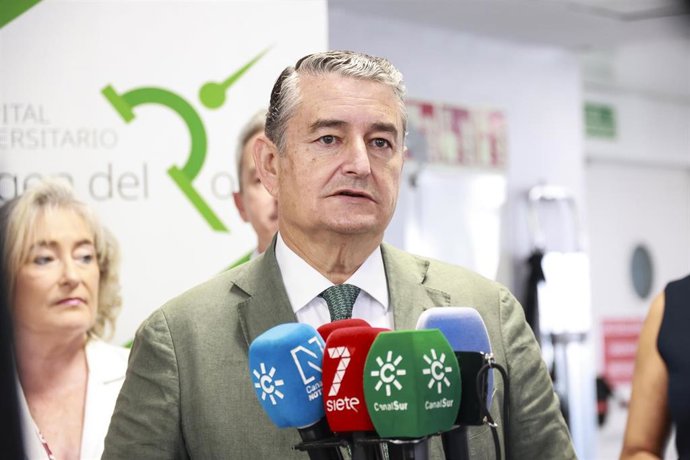 El consejero en funciones de Sanidad, Presidencia y Emergencias, Antonio Sanz, durante la visita la Unidad de Lesión Medular del Hospital Dr. Muñoz Cariñanos. A 25 de junio de 2026 en Sevilla (Andalucía, España). 