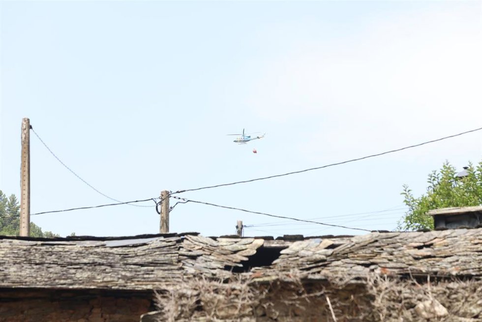 Helicóptero realiza labores de extinción de un Incendio forestal, a 24 de junio de 2026, en San Vicente de Arganza, León, Castilla y León (España). El operativo de extinción moviliza a tres helicópteros e hidroaviones, tres autobombas, dos bulldozers, tre