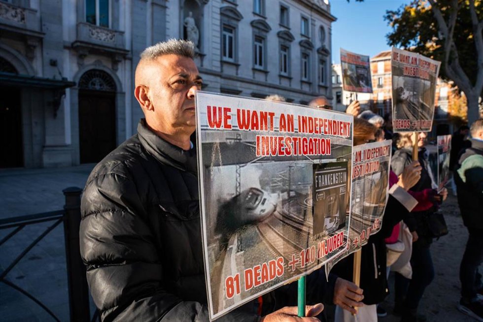 Archivo - Varias personas con carteles en los que piden una investigación independiente durante una manifestación de la Asociación Plataforma de Víctimas Alvia 04155, a su llegada a una vista pública, al Tribunal Supremo, a 21 de noviembre de 2023, en Mad