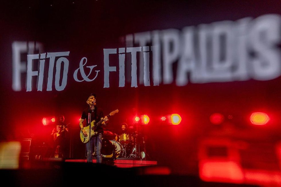 Archivo - El grupo musical Fito & Fitipaldis durante un concierto en el Movistar Arena