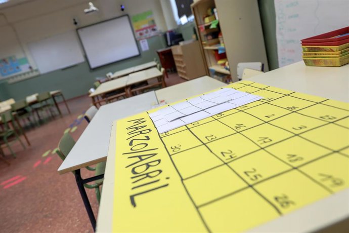 Archivo - Calendario en el aula de un colegio.