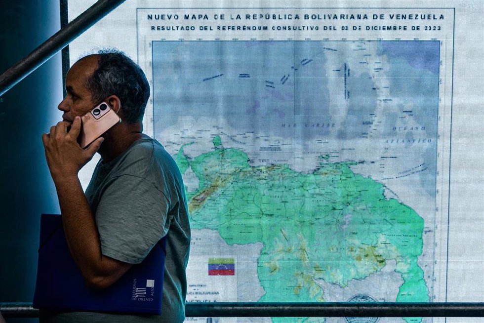 Una persona en el Consulado de Venezuela en Madrid, a 25 de junio de 2026, en Madrid (España).