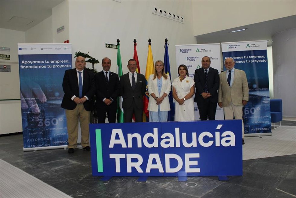 La consejera de Economía, Carolina España y presidenta de Andalucía TRADE, y la embajadora de Ecuador en España, Wilma Andrade Muñoz, presidiendo la reunión que ha tenido lugar en Sevilla.