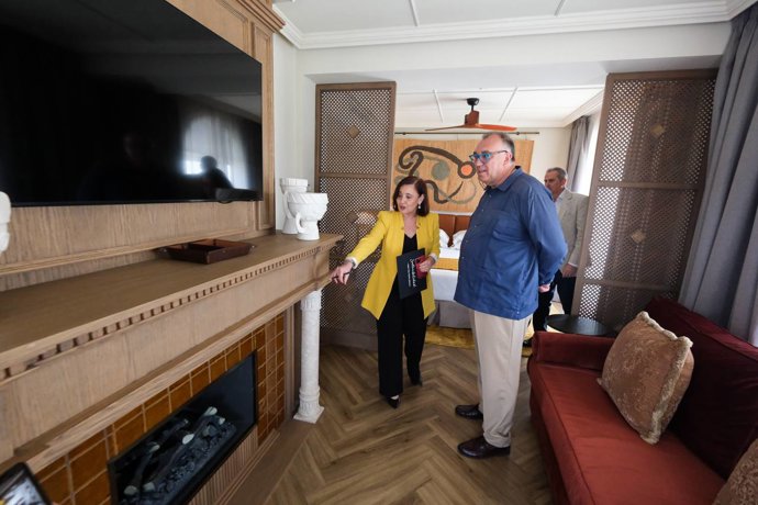 El consejero de Turismo y Andalucía Exterior, Arturo Bernal, en una visita al Only YOU Hotel Sevilla