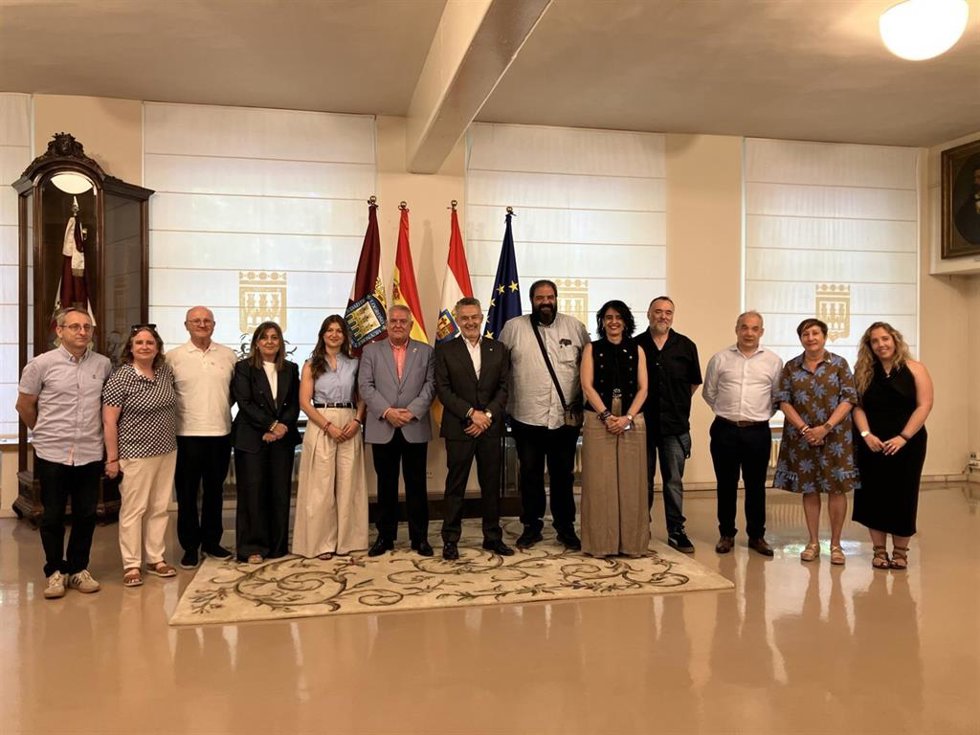 Representantes de la Red de Lucha contra la Pobreza y la Exclusión Social y del Ayuntamiento de Logroño