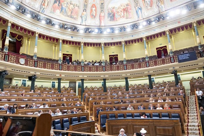 La bancada popular aplaudix durant una sessió plenària en el Congrés dels Diputats, a 25 de juny del 2026, a Madrid (Espanya).