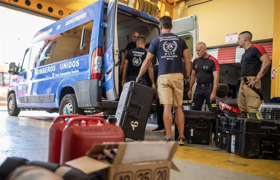 Archivo - Imagen de archivo de Bomberos Unidos Sin Fronteras en su preparación en Huelva para viajar a Marruecos para encontrar personas tras el terremoto de septiembre de 2023.