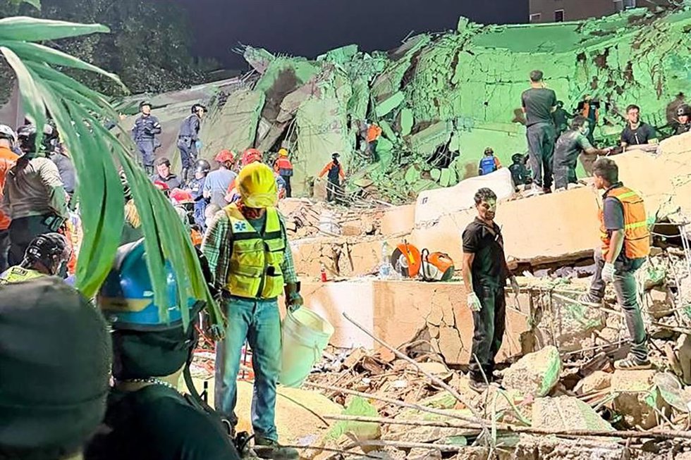 Un edificio derrumbado por los terremotos en el barrio de Altamira, en Caracas