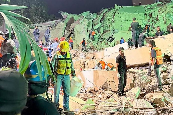 VENEZUELA, CARACAS – 25 DE JUNHO DE 2026: Um prédio em ruínas no bairro de Altamira após um terremoto. Dois fortes terremotos, com magnitude de 7,2 e 7,5, atingiram a Venezuela na noite de 24 de junho, causando pelo menos 32 mortos e mais de 700 feridos, 