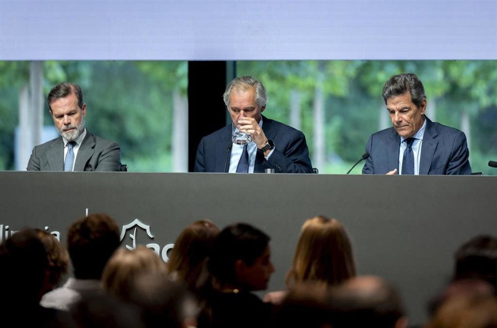 El presidente y CEO de Acciona, José Manuel Entrecanales Domecq (c), durante la Junta General de Accionistas de Acciona, a 25 de junio de 2026, en Madrid (España).